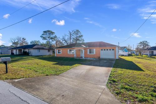 Bright, comfy, economy 3 bedroom 2 bathroom home in Ocala, USA