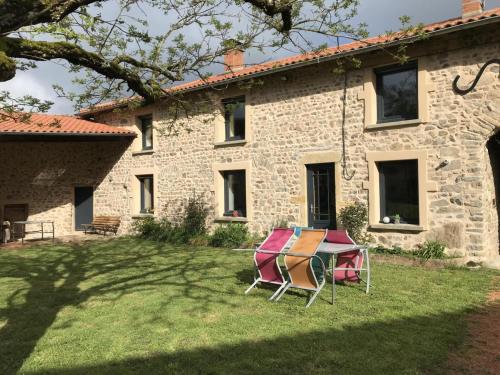 Spacieuse ferme rénovée avec jardin, cheminée et jeux pour enfants, charges incluses à la campagne - FR-1-496-318 gîte à louer Amplepuis