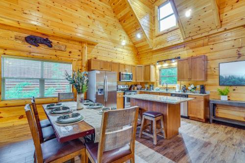Shady Pines Cozy Mountain Retreat with Hot Tub! in Sevierville, USA
