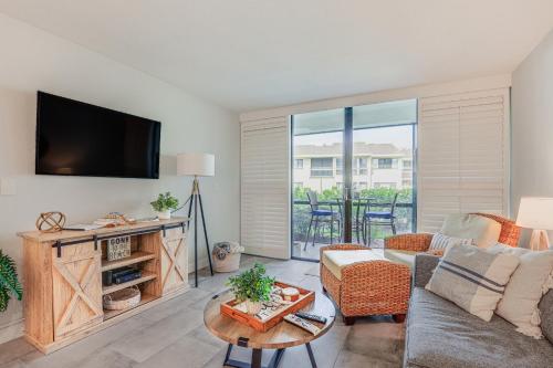 Fort Pierce Condo with Screened Porch Walk to Beach