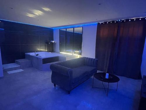 Love Room avec Baignoire Balnéo Jacuzzi