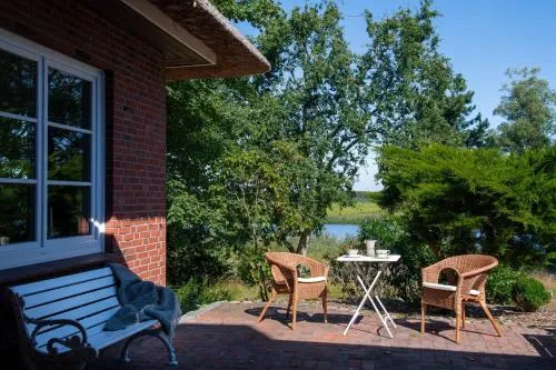 Reetdachhaus direkt am Wasser in Breiholz, Deutschland