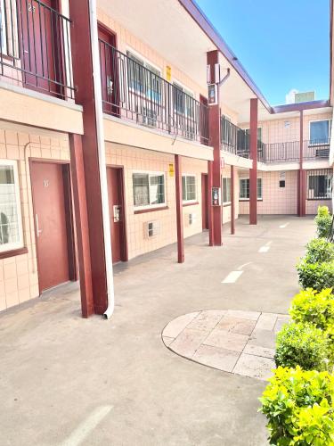 Exterior view, Royal Lodge in Coalinga (CA)