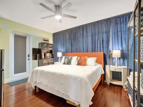 Gay Clothing Opt Studio in heated pool guesthouse in Fort Lauderdale, USA
