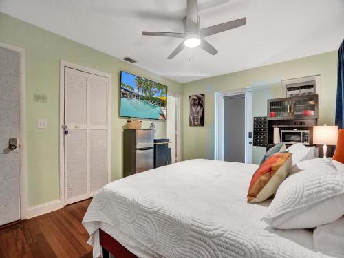 Gay Clothing Opt Studio in heated pool guesthouse in Fort Lauderdale, USA