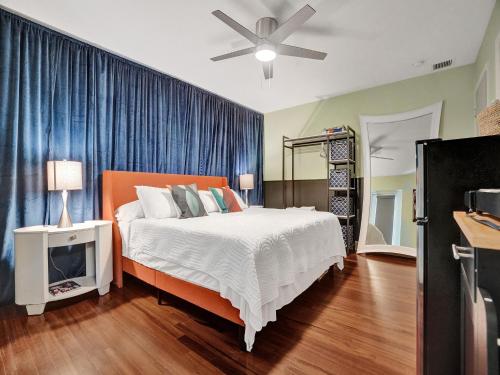 Gay Clothing Opt Studio in heated pool guesthouse in Fort Lauderdale, USA