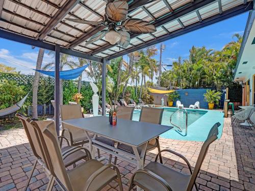 Gay Clothing Opt Studio in heated pool guesthouse in Fort Lauderdale, USA