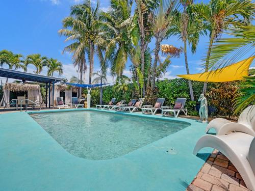 Gay Clothing Opt Studio in heated pool guesthouse in Fort Lauderdale, USA