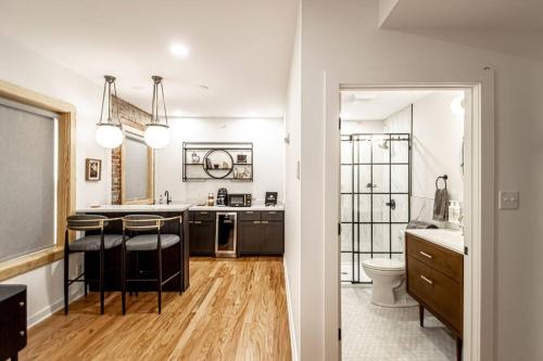 Historic DTWN Studio, Walk to Bathhouses, Shops, Room # 103