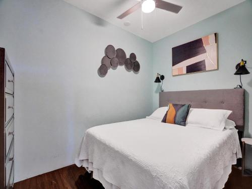 GAYClothing optional Pool retreat men only w private Courtyard in Fort Lauderdale, USA
