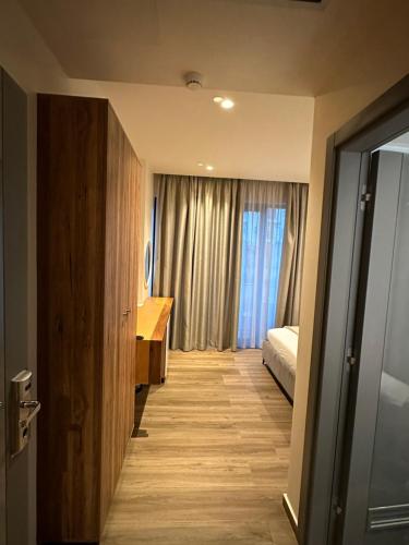 Hotel Utopia - image 4