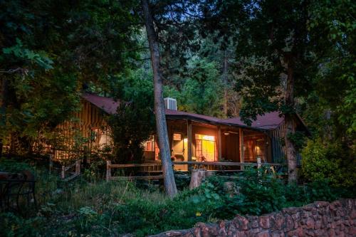 Sedona Cabin with Covered Patio Steps to Hiking!