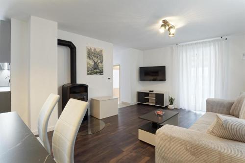 Apartment Larissa by Rent Istria