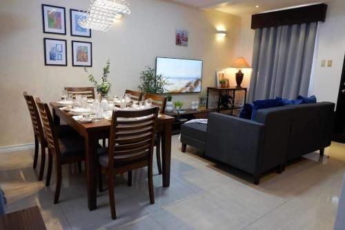 Whitehaus Courtyards 11 E