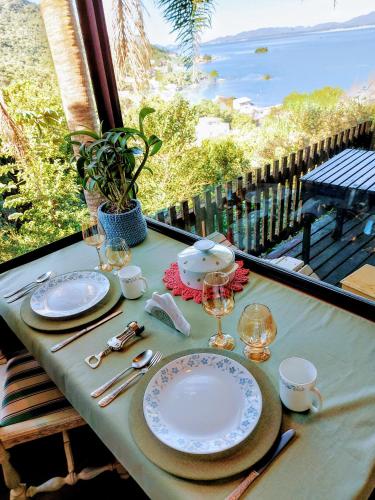 Chalezinho na montanha com vista para o mar in Ribeirao da Ilha