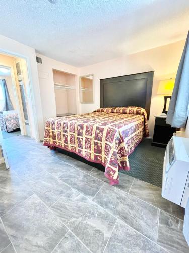 Shared lounge/TV area, Royal Lodge in Coalinga (CA)