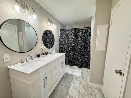 4bd Airport Haven: 8mins Away - BBQ - Games in Irving, USA