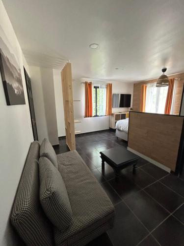 Koplietošanas atpūtas telpa ar TV, appartement ILLUSION in Mantes-la-Jolie