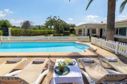 Ideal house for two families with pool and barbecue