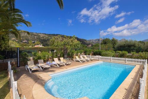Ideal house for two families with pool and barbecue