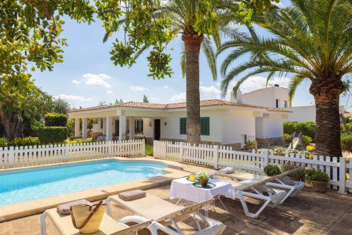 Ideal house for two families with pool and barbecue
