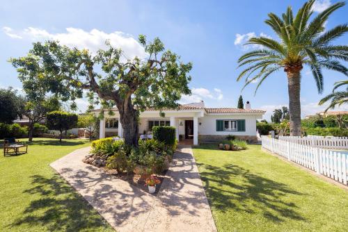 Ideal house for two families with pool and barbecue