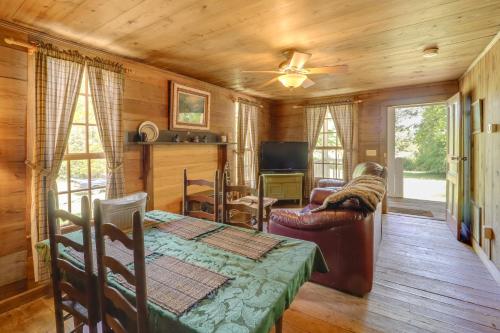 Quiet Marion Retreat with Private Hot Tub and Fire Pit in Marion, USA