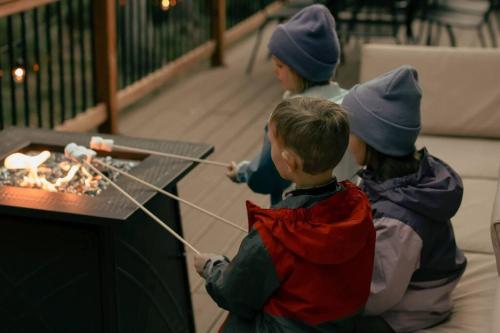 Hot tub, private deck, gas fire pit & king bed! in Idaho Springs, USA