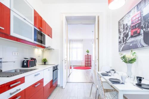 Super central convenient apartment - image 2