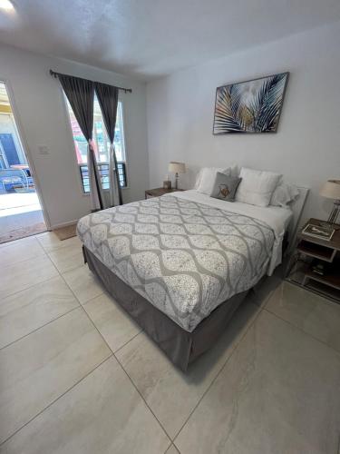 Deluxe Queen Studio  room in Aloha Hotel Palm Springs