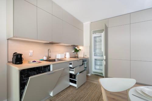 Łódź Fabryczna Apt - Parking, Workspace, Balcony - by Rentujemy