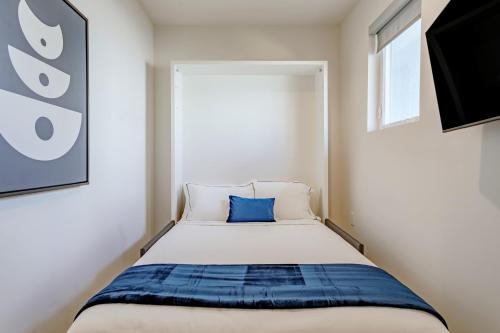 Modern & Minimalist Coliving Suite close to UCLA, Los Angeles
