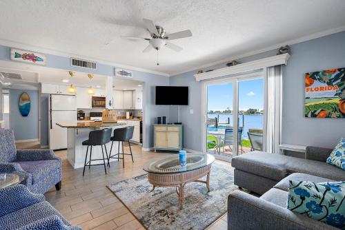 Malyn 108, Updated Waterfront condo, private patio, St. Pete Beach