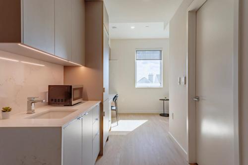 Stylish Coliving Suite w Walk in Closet near UCLA in Los Angeles, USA