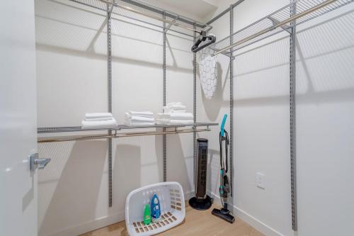 Stylish Coliving Suite w Walk in Closet near UCLA in Los Angeles, USA