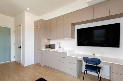 Cozy Coliving Suite w Full Bedroom Near UCLA in Los Angeles, USA