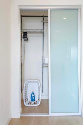 Cozy Coliving Suite w Full Bedroom Near UCLA in Los Angeles, USA