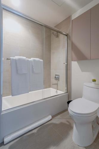 Stylish Near UCLA Coliving Suite w In unit W&D in Los Angeles, USA
