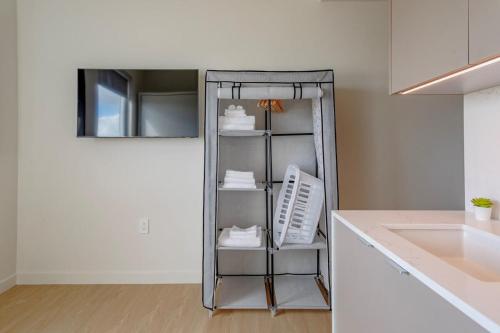Stylish Near UCLA Coliving Suite w In unit W&D in Los Angeles, USA