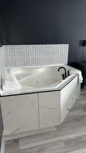 Hot tub, Hotel Newstar Montreal near Kazumi Sushi Lounge