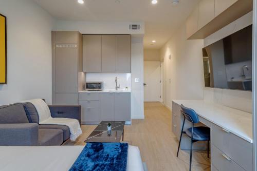 Near UCLA Coliving Suite w On Site Laundry in Los Angeles, USA