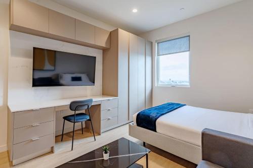 Near UCLA Coliving Suite w On Site Laundry in Los Angeles, USA