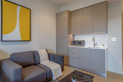Near UCLA Coliving Suite w On Site Laundry in Los Angeles, USA