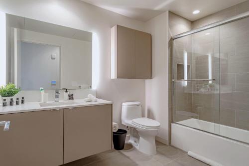 Near UCLA Coliving Suite w On Site Laundry in Los Angeles, USA
