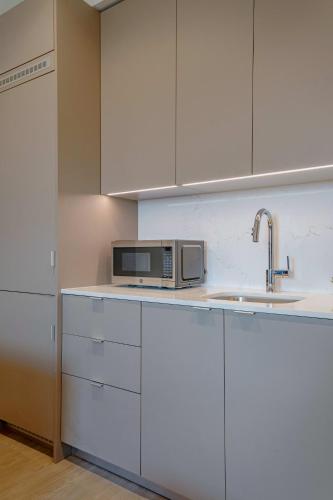 Near UCLA Coliving Suite w On Site Laundry in Los Angeles, USA