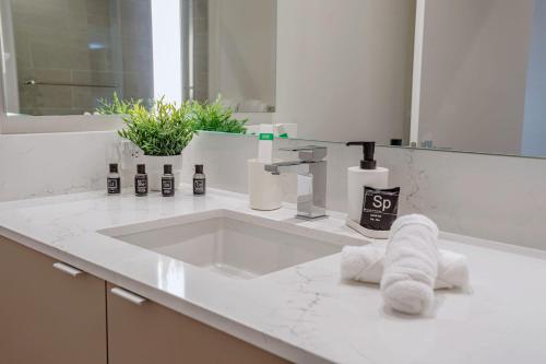 Near UCLA Coliving Suite w On Site Laundry in Los Angeles, USA
