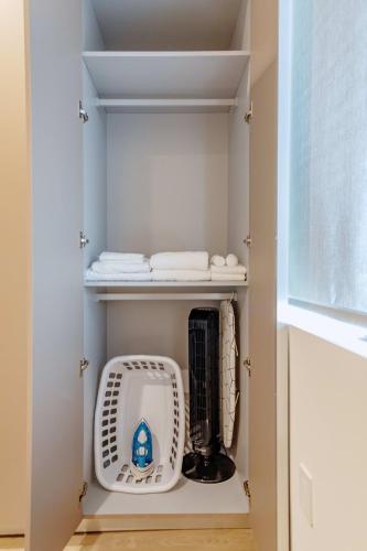 Near UCLA Coliving Suite w On Site Laundry in Los Angeles, USA