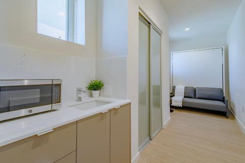 Cozy Coliving Suite Near UCLA In unit W&D in Los Angeles, USA