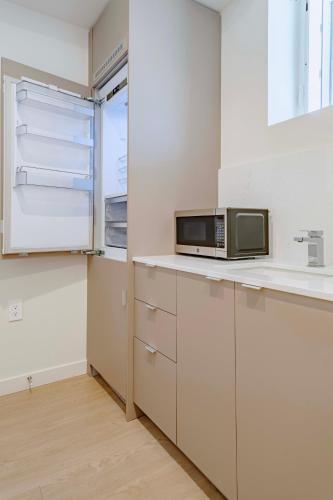 Cozy Coliving Suite Near UCLA In unit W&D in Los Angeles, USA