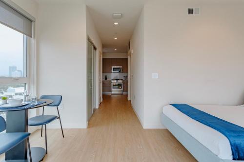 NEW & COZY UCLA Studio w Full Bed & Kitchen in Los Angeles, USA